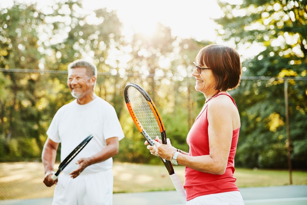 Pensioners playing tennis 